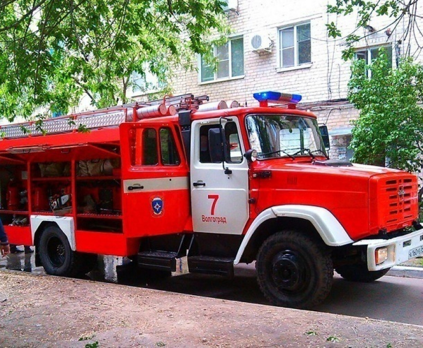 Жителей пятиэжки на юге Волгограда эвакуировали из-за пожара 