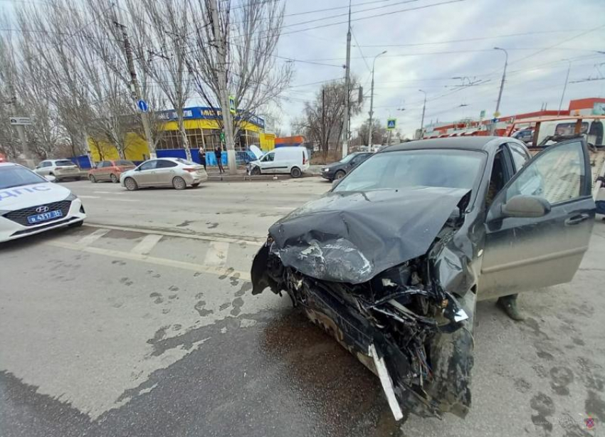 Lada отбросило на тротуар: видео жёсткого ДТП в Волгограде