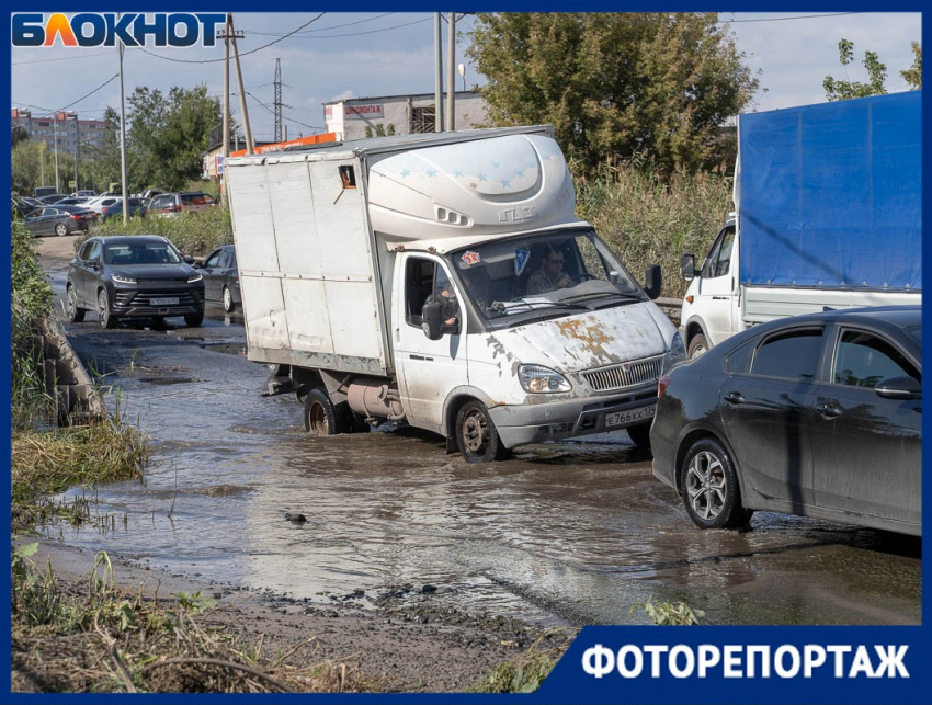 Теряют колпаки и диски и прощаются с подвеской: эпичная лужа убивает машины волгоградцев