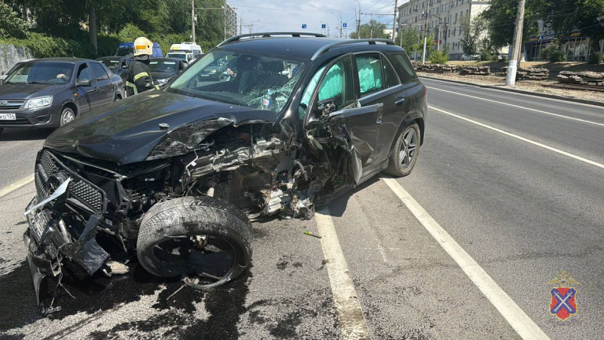 Mercedes влетел в бетонную стену в центре Волгограда: видео