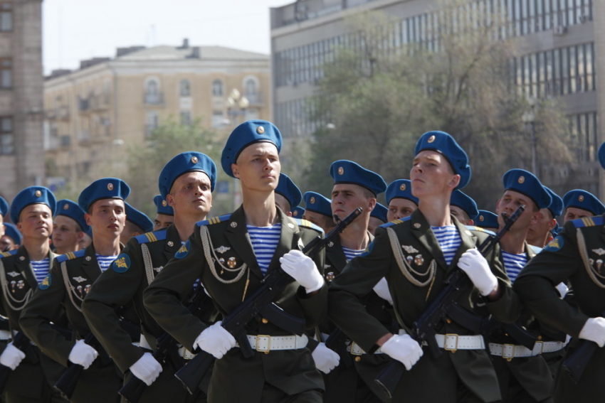 В Волгограде прошел военный парад
