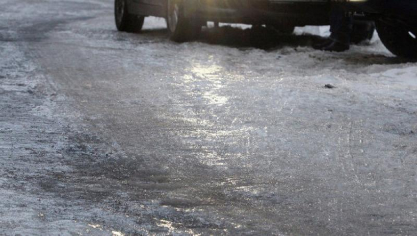 Водой заливает перекресток возле музея-панорамы в Волгограде