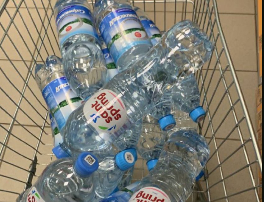 В магазинах Волгограда закончились 5-литровки с водой из-за коммунальной аварии
