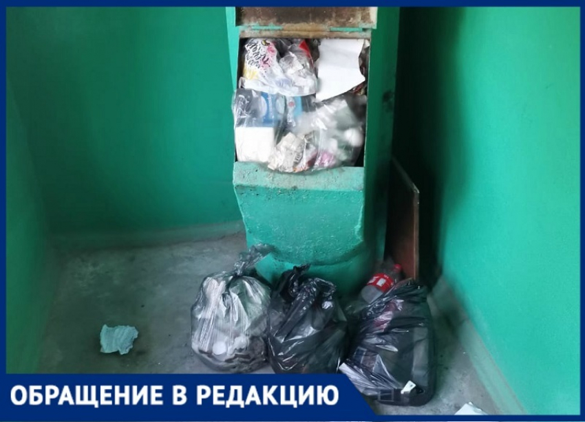"Мусор не вывозят больше недели": от образовавшейся свалки задыхаются жители дома на севере Волгограда