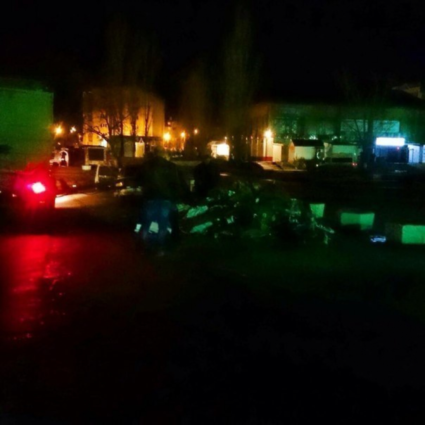 Под Волгоградом недовольные жители выгрузили мусор у здания Администрации
