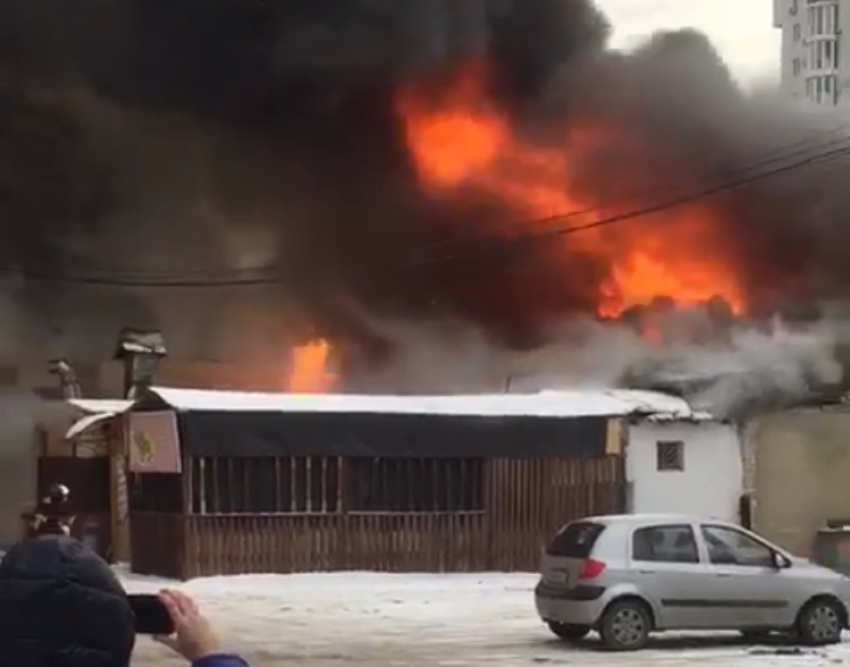 Пожарные потушили крупный пожар в Ворошиловском районе 