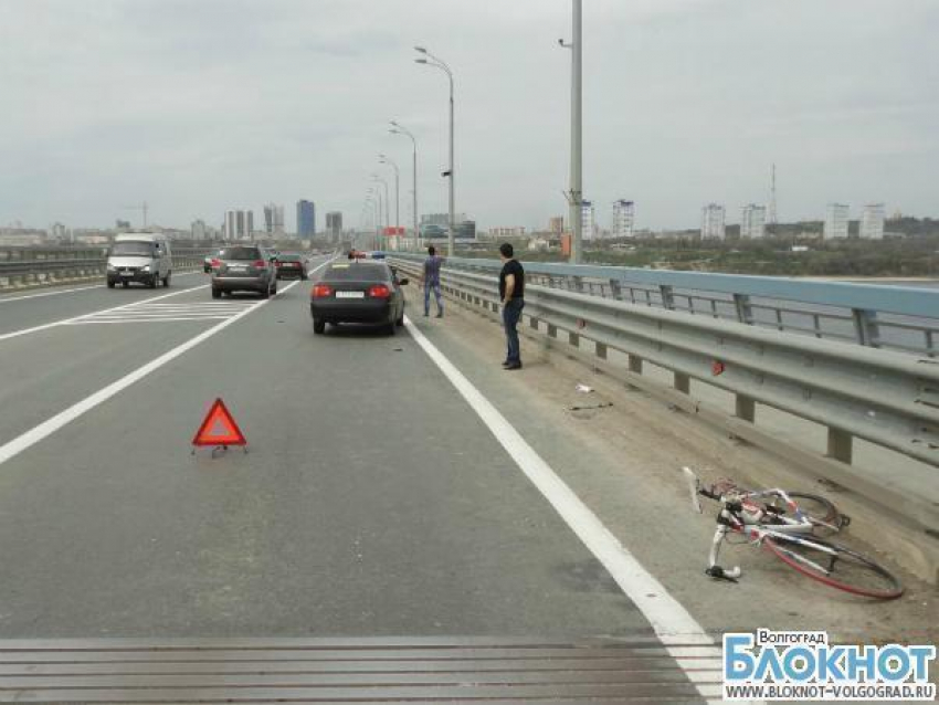 Волгоградский велосипедист скончался после аварии на «Танцующем» мосту