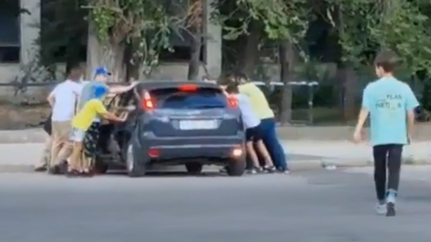 Скейтеры попытались перевернуть машину в Волгограде: видео