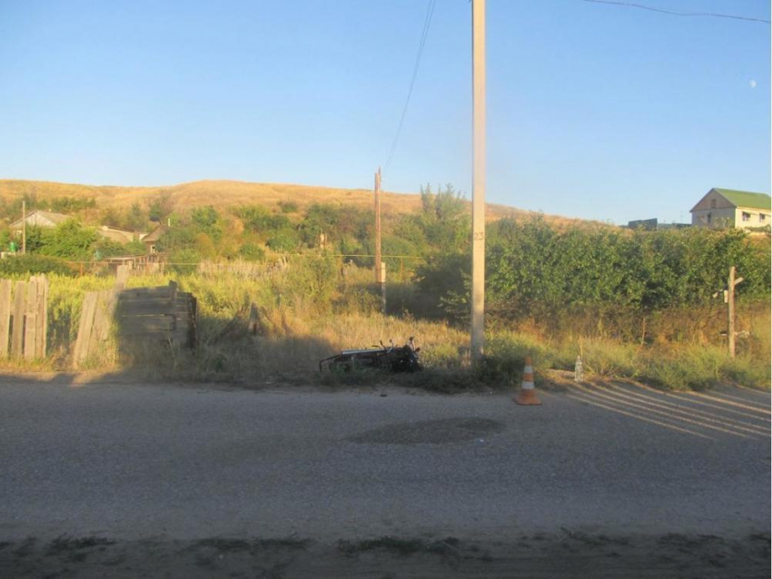 Под Волгоградом 15-летний мопедист протаранил столб и погиб