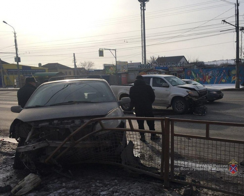 Toyota устроила тройное ДТП на юге Волгограда: Renault улетело в забор