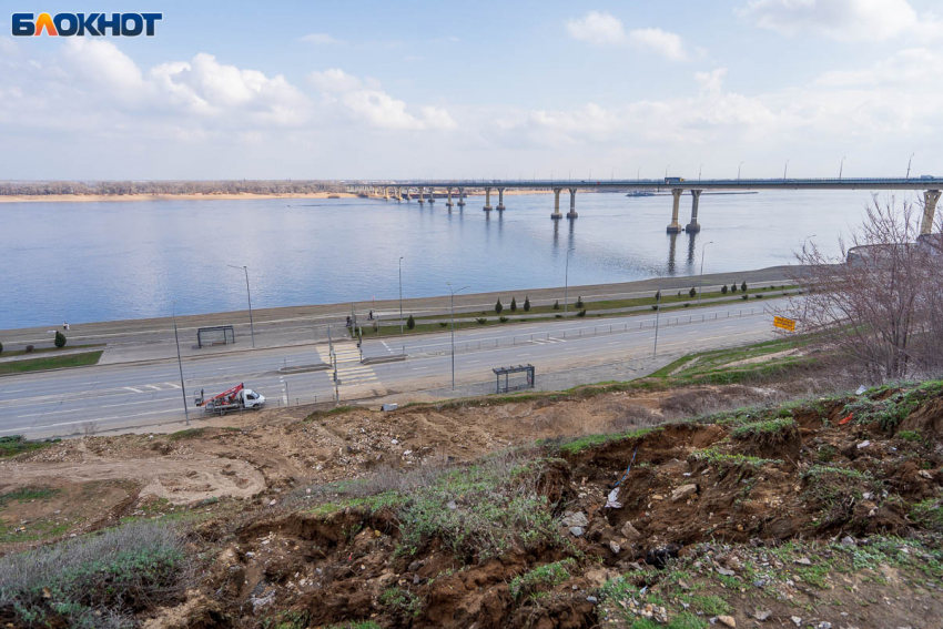 Размытый мегаливнем склон изучили чиновники в центре Волгограда 