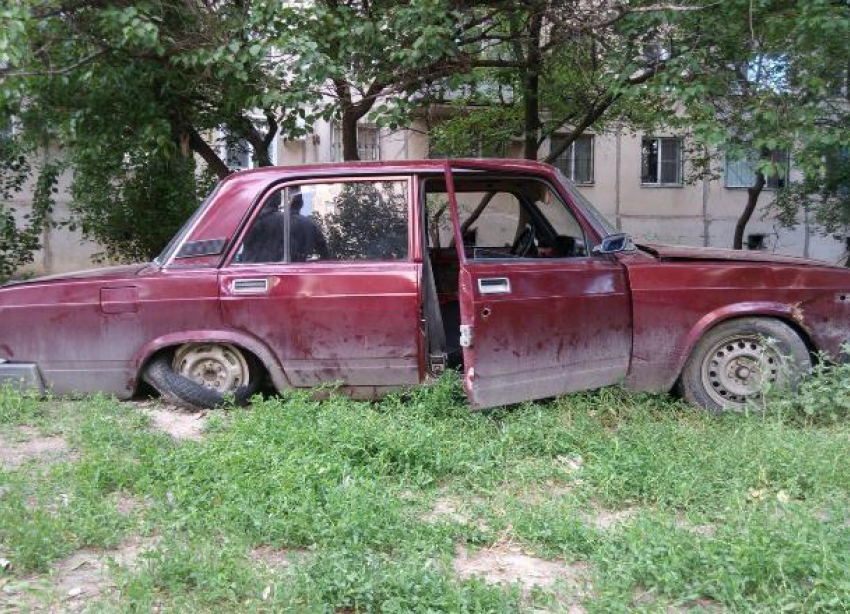 Хозяина «распотрошенного» ВАЗ-2107 ищут в Волгограде