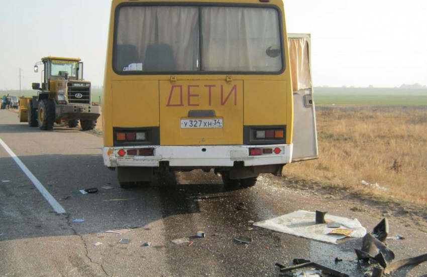 Под Волгоградом в ДТП попал школьный автобус, 2 детей госпитализированы