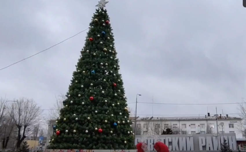 12-метровую новогоднюю ель установили в Волгограде