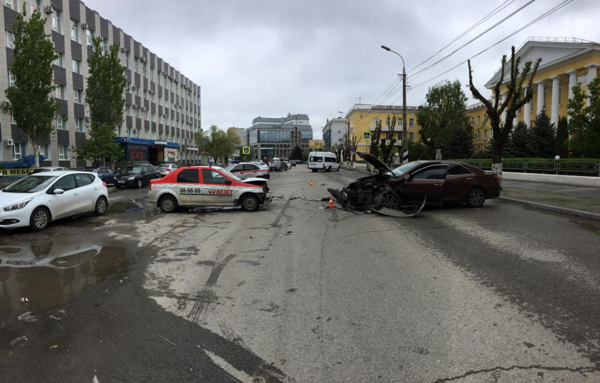 Пьяный водитель Toyota Camry на встречке протаранил такси в центре Волгограда: есть пострадавшие