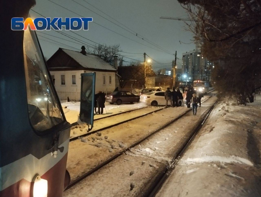 Волгоградцы помогли водителю вытащить автомобиль из снежного плена на трамвайных путях
