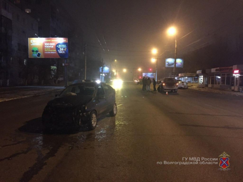 Парень на Lada Granta влетел в три иномарки на оживленной дороге запада Волгограда 