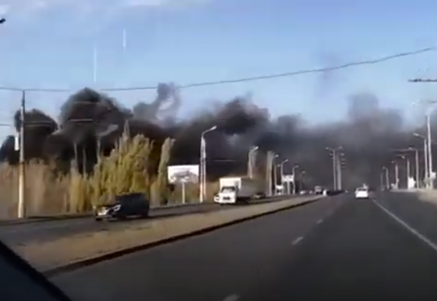 Крупный пожар возле ТРЦ «Акварель» в Волгограде попал на видео