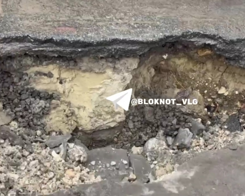 Огромный провал образовался в центре Волгограда