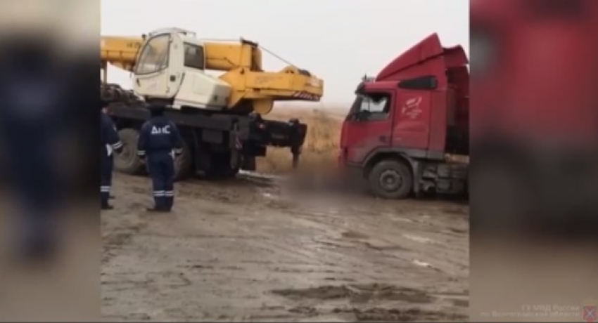 Водитель фуры трагически погиб, пока автокран вытаскивал его из грязи в Волгограде