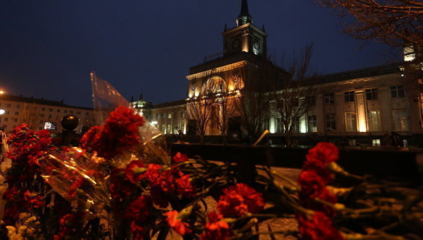 Волгоградцы продолжают нести цветы к зданию вокзала в память о терактах в Париже