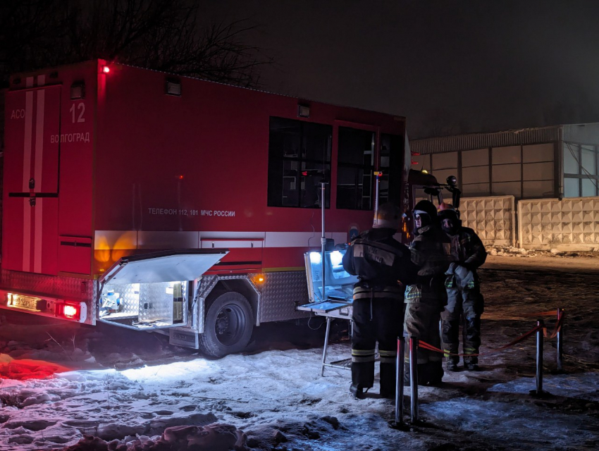 Мощный пожар в промзоне тушили ночью в Волгограде