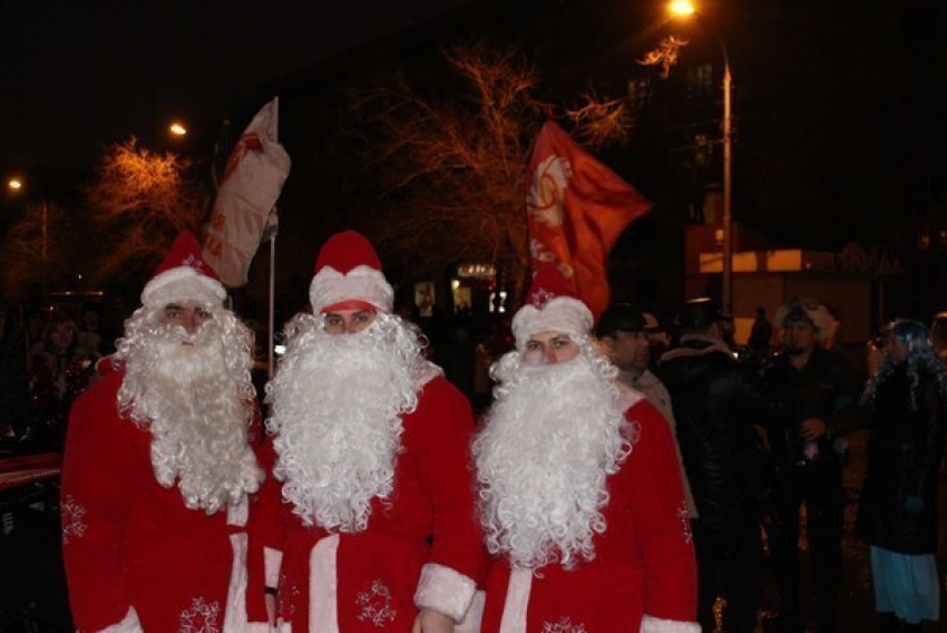 В Волгограде на парад пришли 20 Дедов Морозов вместо 300 обещанных