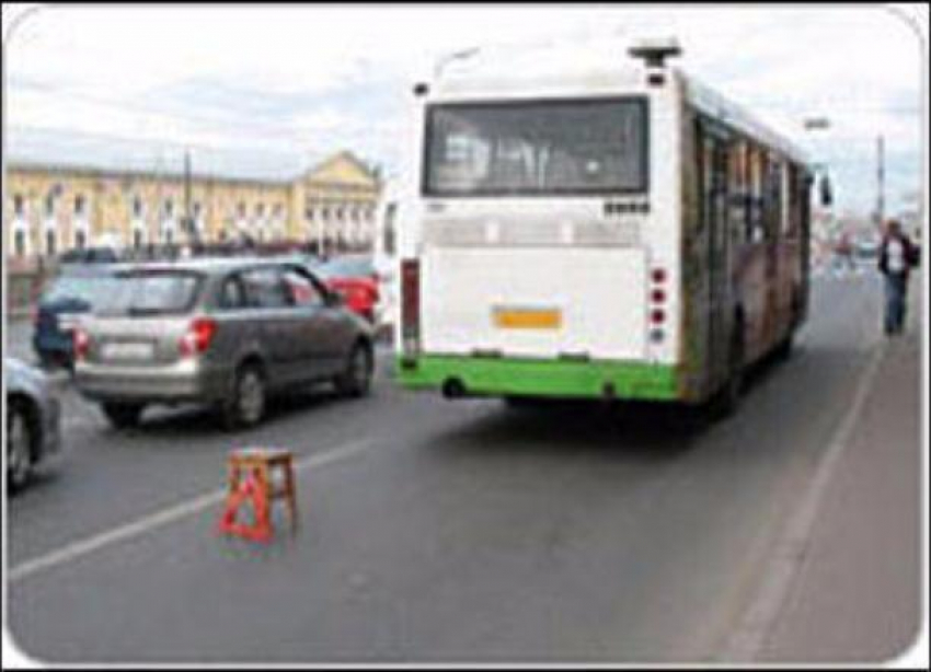 Очередной автобус «Питеравто» высадил пассажиров на дороге в Волгограде из-за поломки 