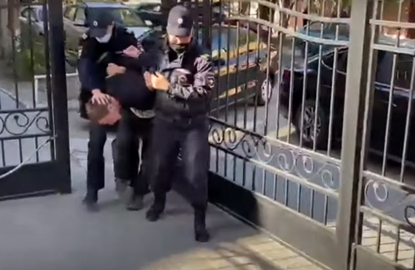 Насильника 15-летней волгоградки доставили на допрос в СК: видео 
