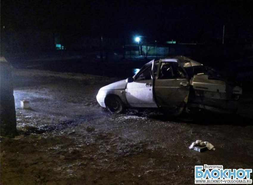 В Волгоградской области водитель без прав врезался в столб и угробил пассажирку