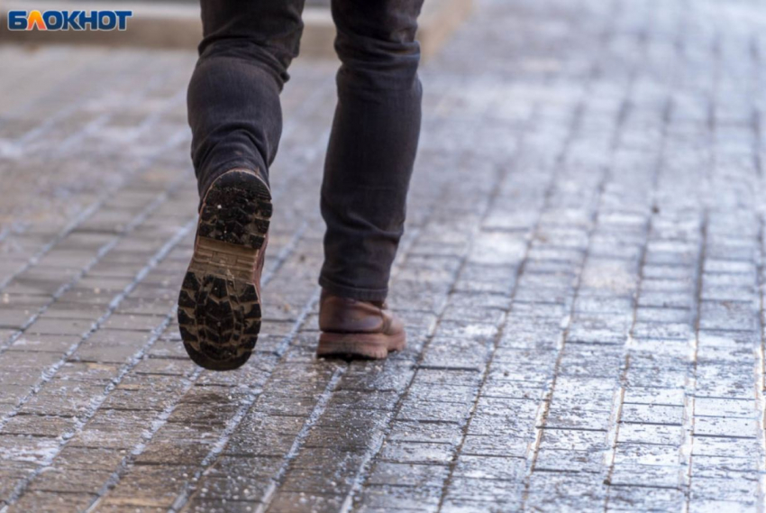 «Каток везде»: волгоградцы надели коньки и скупили соль из-за убийственного гололеда