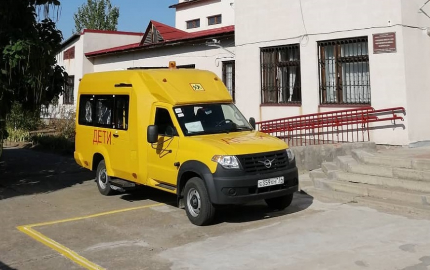 Волгоградские островитяне получили школьный автобус с живым сюрпризом