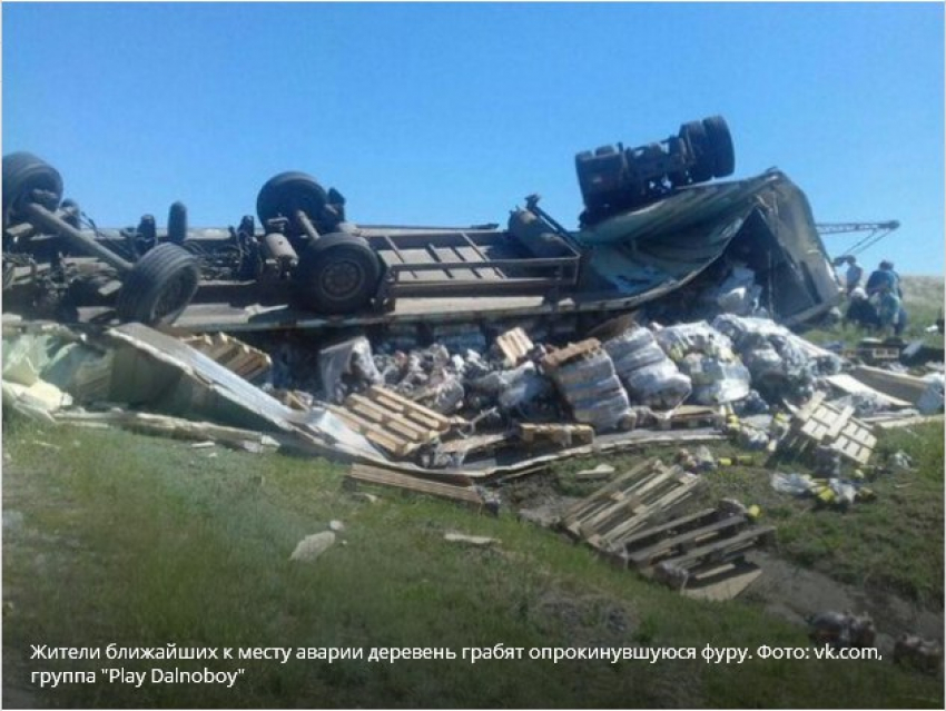 Выживший водитель просит помощи в охране перевернувшейся фуры с пивом под Волгоградом 