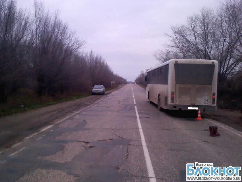 Автобус «Волгоград-Сальск» сбил 81-летнюю бабушку