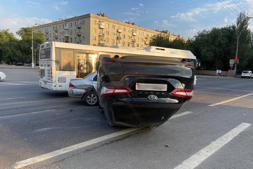 Дорогая иномарка перевернулась в центре Волгограда