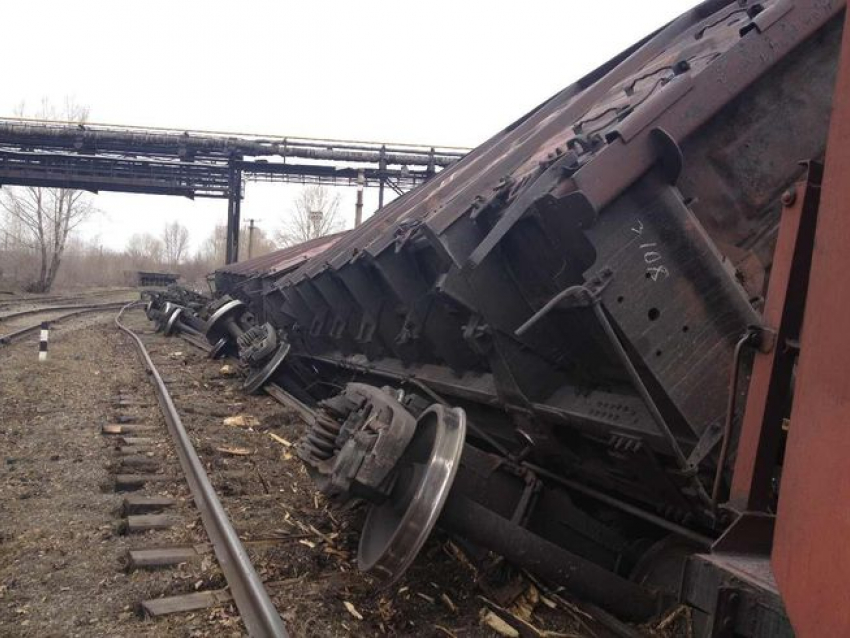 15 вагонов грузового поезда сошли с рельсов под Волгоградом