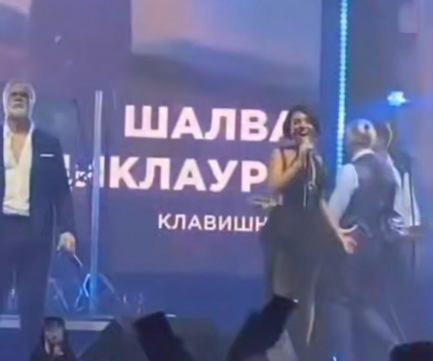 Эффектную брюнетку рядом с Валерием Меладзе назвали большой угрозой для брака с Джанабаевой