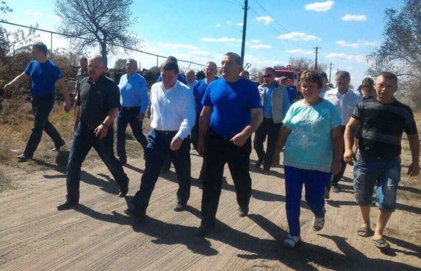 Министр МЧС Владимир Пучков встретился с погорельцами в Волгоградской области