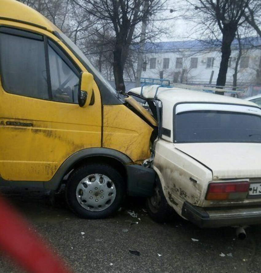 В Волгограде в ДТП маршрутки 15с и ВАЗ-2107 пострадали двое