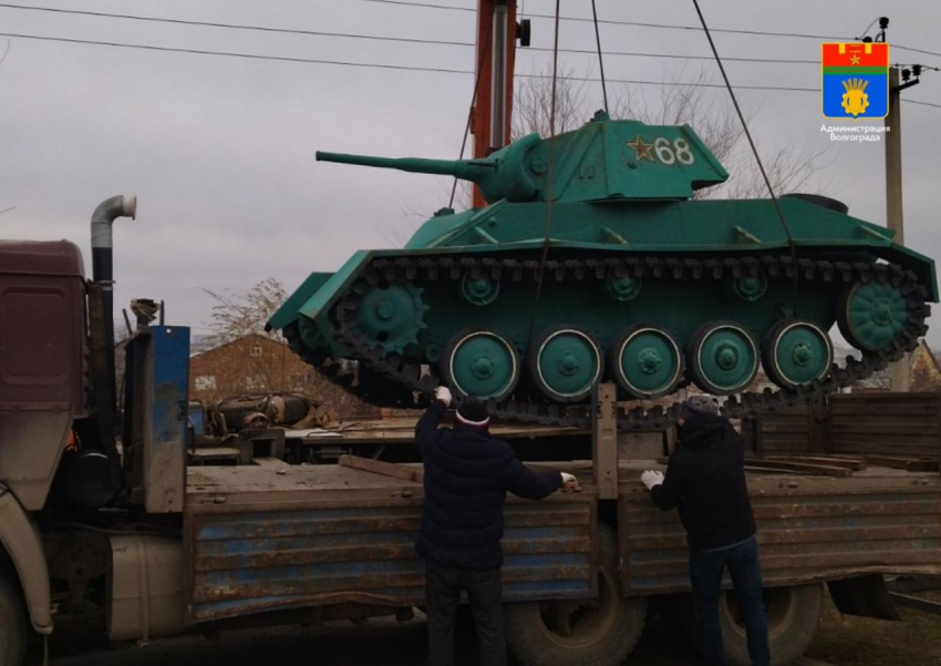 Танк-разведчик Т-70 сняли с постамента в Волгограде средь бела дня