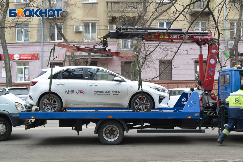 Эвакуаторы вовсю орудуют в центре Волгограда