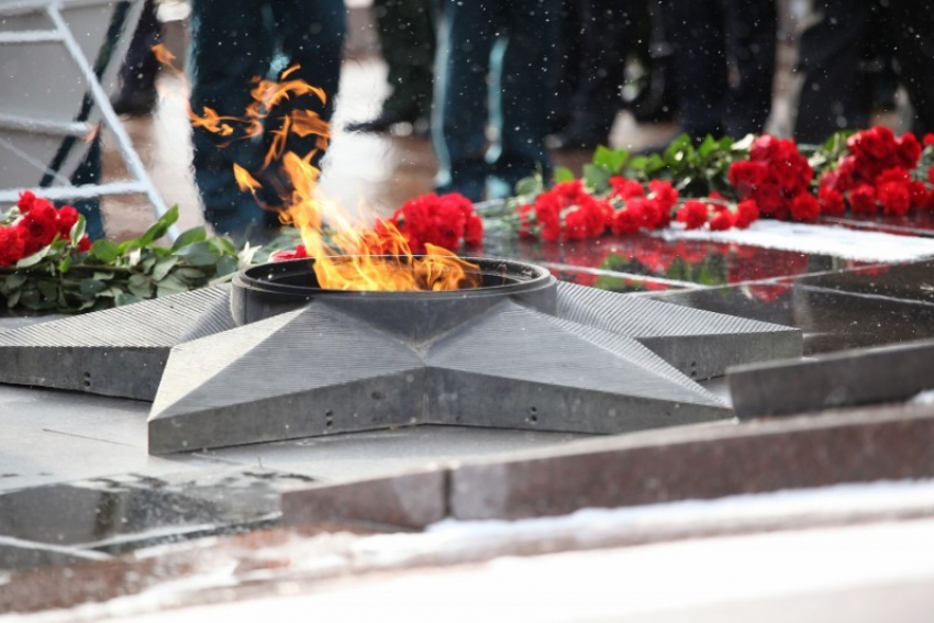 «По факту надругательства над местами захоронения умерших»: как в Волгограде замяли осквернение Вечного огня военными
