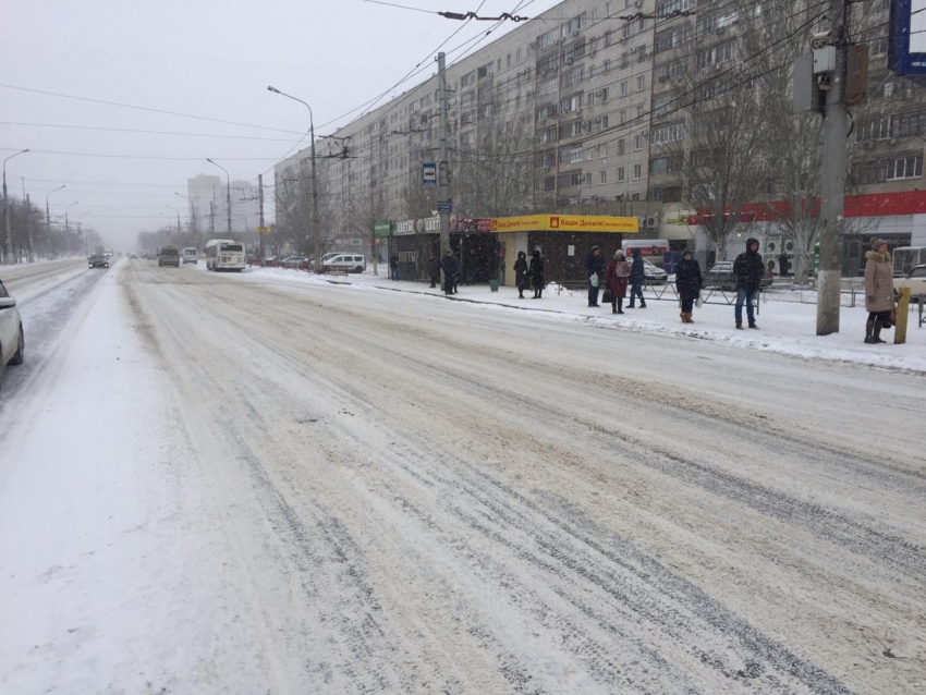 Волгоградцы жалуются на неочищенные в городе дороги 