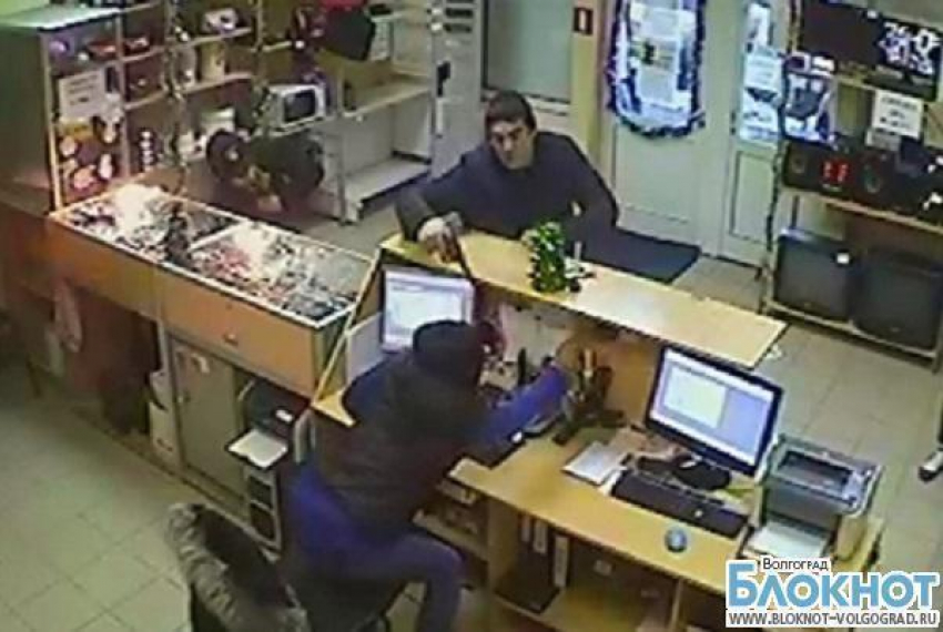 Вооруженные налетчики украли 170 тысяч рублей из волгоградской скупки