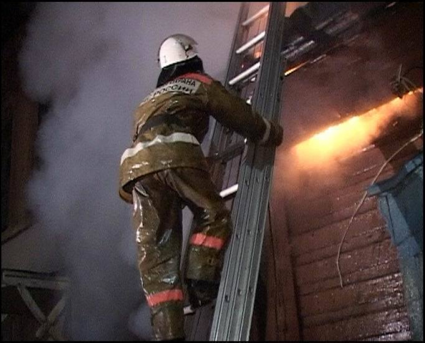 Четырех человек эвакуировали пожарные из горящего дома под Волгоградом