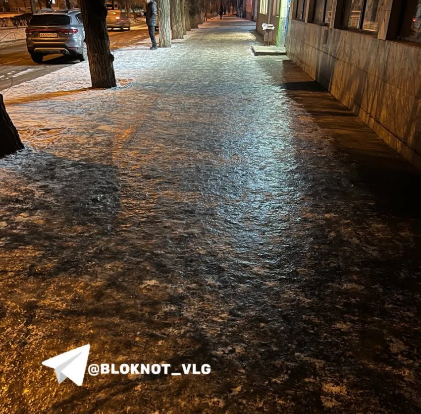 Тротуары превратились в каток на юге Волгограда 