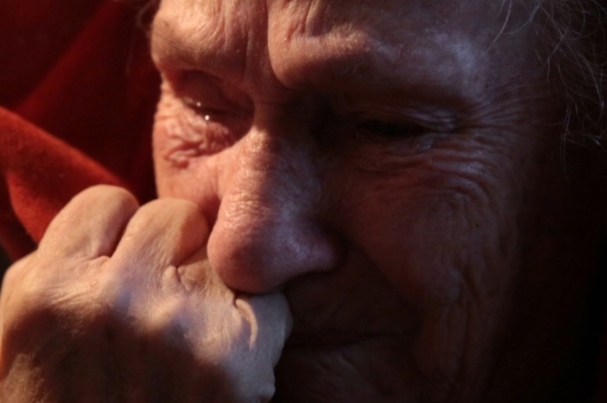 90-летняя ветеран просит помощи волгоградцев: жить в сарае без отопления, туалета и душа нет больше сил