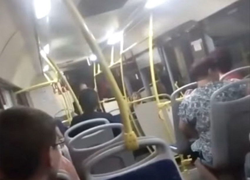 Скандал с «барыгой» и погром автобуса попали на видео в Волгограде