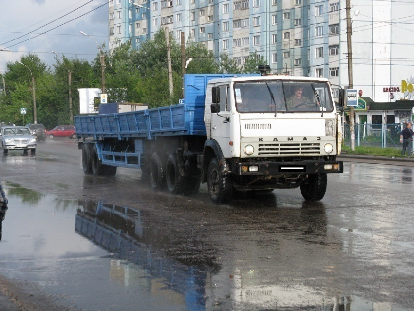 На юге Волгограда КамАЗ протаранил трубу газопровода