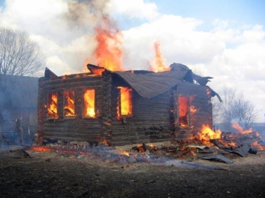 При пожарах в Волгоградской области пострадали две женщины